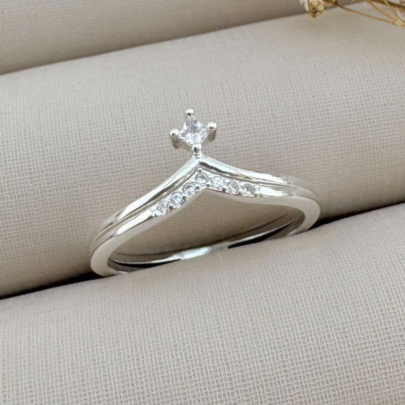 03.2307.1.S - (18) Anel de aro duplo com mini V, um cravejado e outro com um ponto de luz