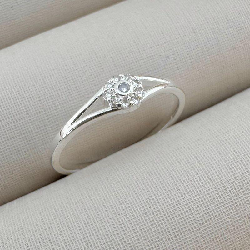 03.2308.1.S - (18) Anel de aro fino liso com parte superior partindo com uma flor central cravejada