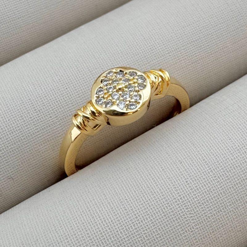 03.2309.1.O - (18) Anel de aro liso com moeda central de flor alhambra cravejada. Insp Van-Cleef