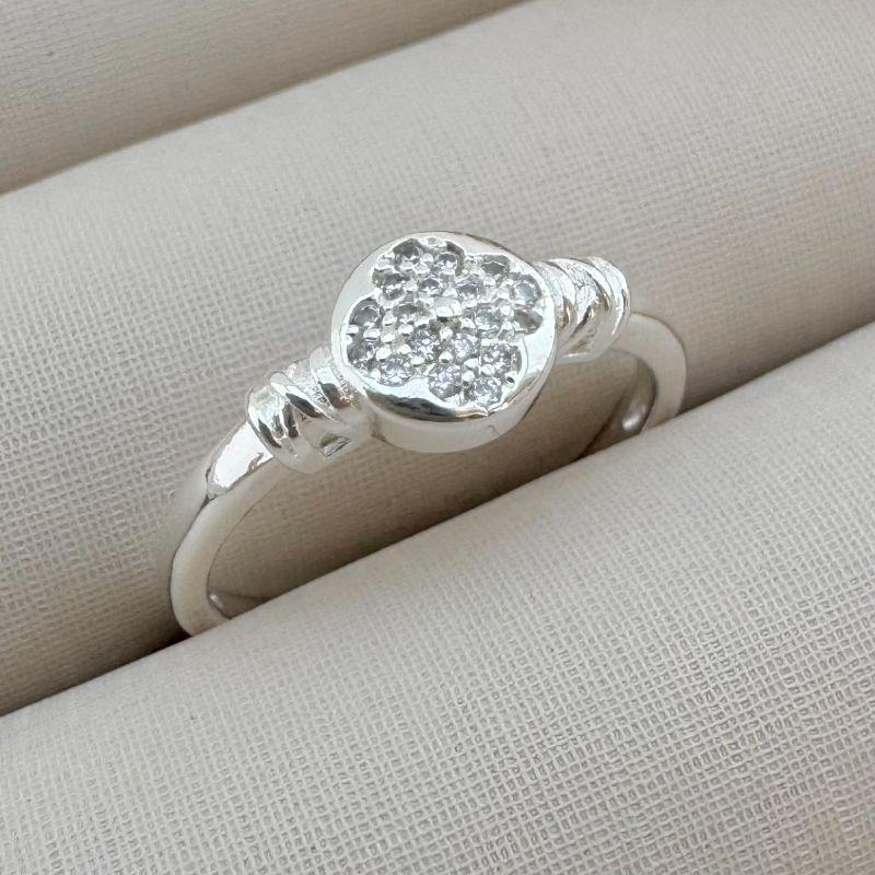 03.2309.1.S - (19) Anel de aro liso com moeda central de flor alhambra cravejada. Insp Van-Cleef