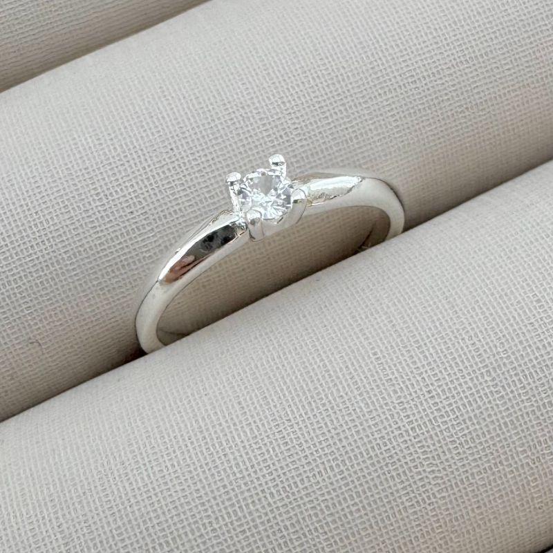 03.2311.1.S - (12) Anel de aro liso com solitario classico em quatro garras