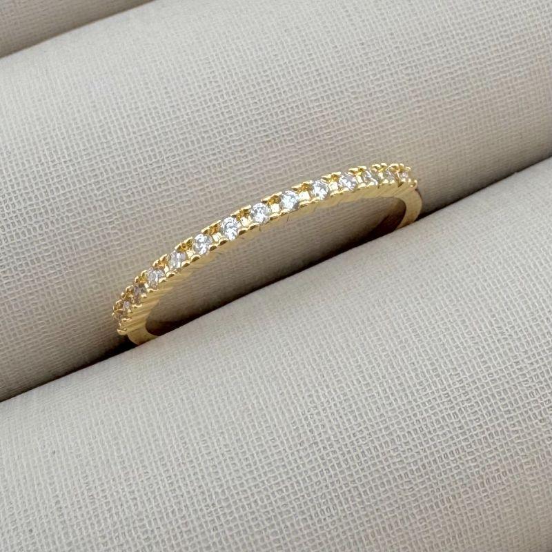 03.2312.1.O - (16) Anel estilo aparador unico de uma linha cravejado em garra com aro fino liso