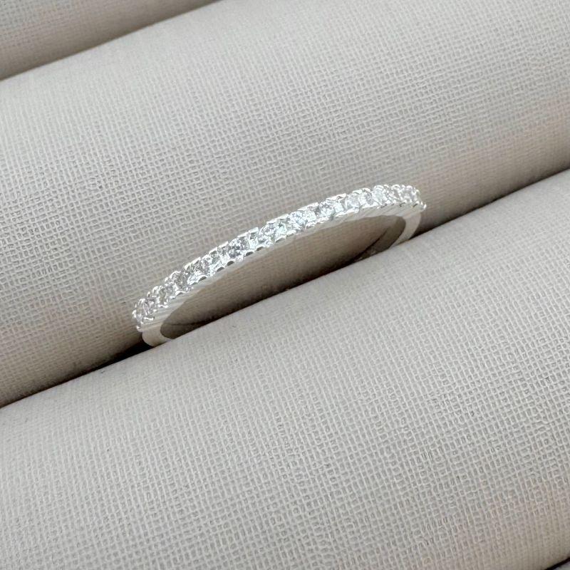 03.2312.1.S - (22) Anel estilo aparador unico de uma linha cravejado em garra com aro fino liso