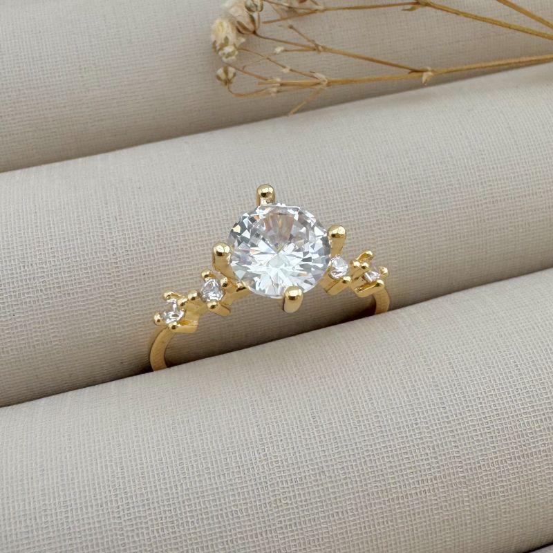 03.2313.1.O - (20) Anel solitário  de 0.8cm com dois micro pontos de luz em cada lateral no aro