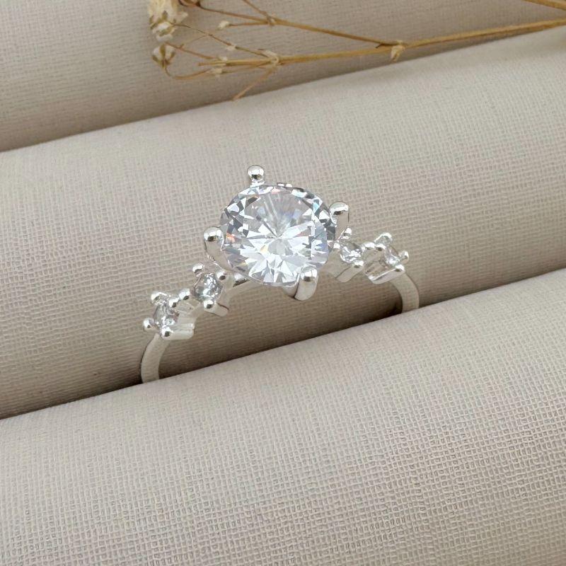 03.2313.1.S - (16) Anel solitário  de 0.8cm com dois micro pontos de luz em cada lateral no aro