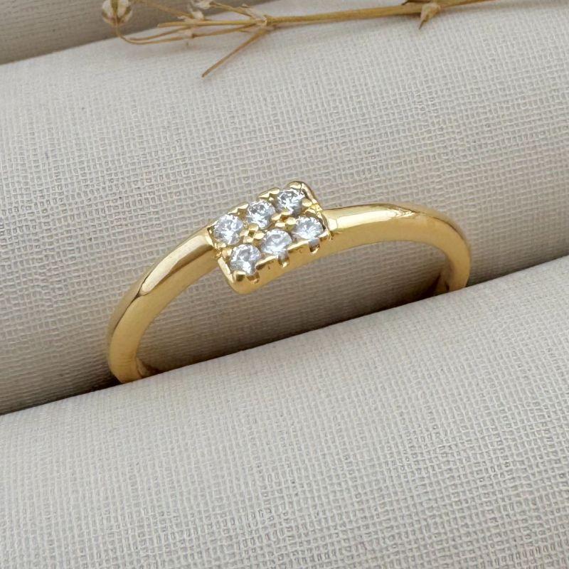 03.2314.1.O - (18) Anel de aro fino liso assimétrico com parte superior cravejada em leggo