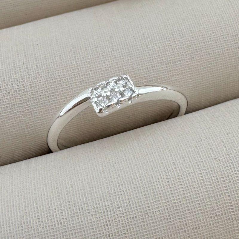 03.2314.1.S - (16) Anel de aro fino liso assimétrico com parte superior cravejada em leggo