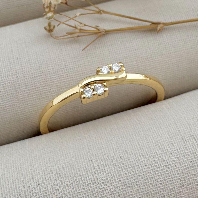 03.2315.1.O - (22) Anel de aro fino liso com parte superior dois mini traços cravejados com onda lisa