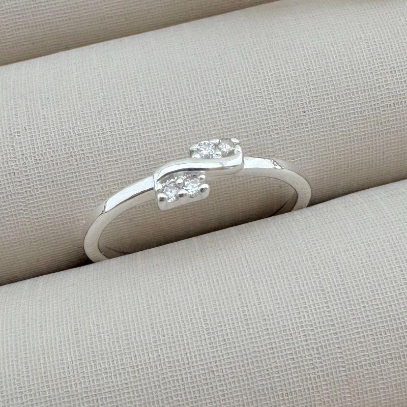 03.2315.1.S - (16) Anel de aro fino liso com parte superior dois mini traços cravejados com onda lisa