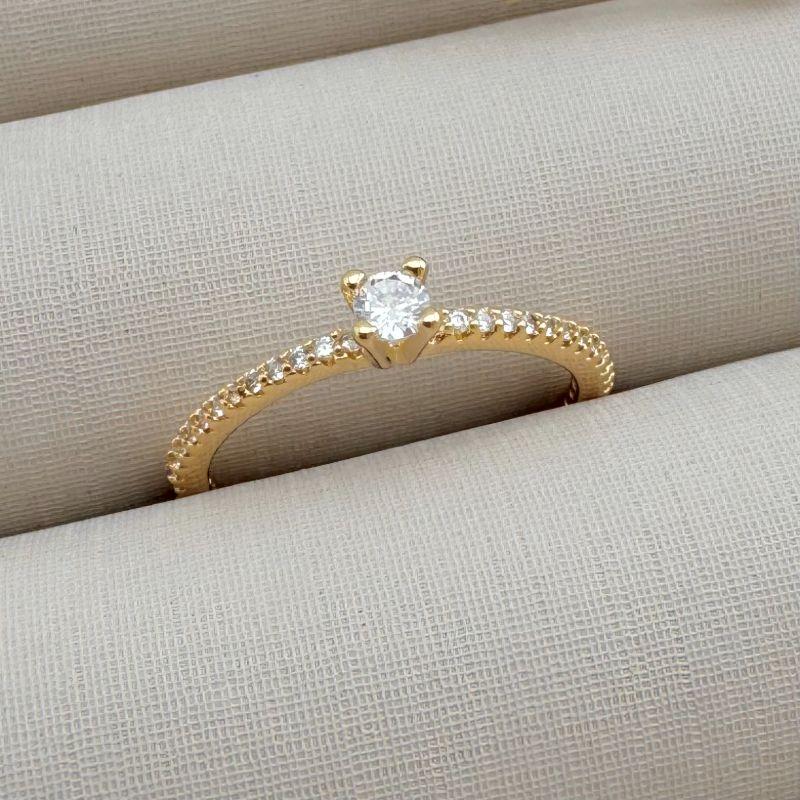 03.2316.1.O - (13) Anel solitario princesa com aro cravejado em uma linha