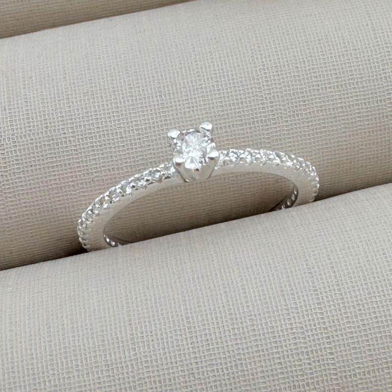 03.2316.1.S - (13) Anel solitario princesa com aro cravejado em uma linha