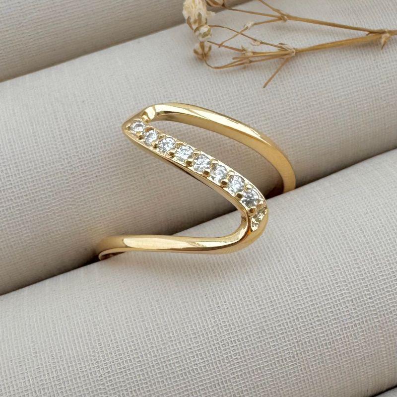 03.2319.1.O - (16) Anel de aro liso com efeito traço paralelo cravejado mea onda