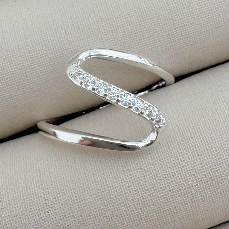 03.2319.1.S - (20) Anel de aro liso com efeito traço paralelo cravejado mea onda