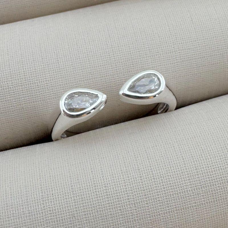 03.2320.1.S - (16 ao 19) Anel de aro aberto com pontas em gota de cravação gipsy