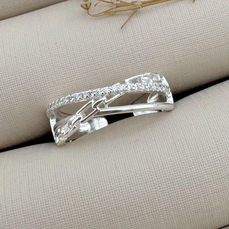 03.2321.1.S - (13 ao 17) Anel aberto inferior com duplo X, uma linha cravejada, uma linha lisa e uma linha elo retangular