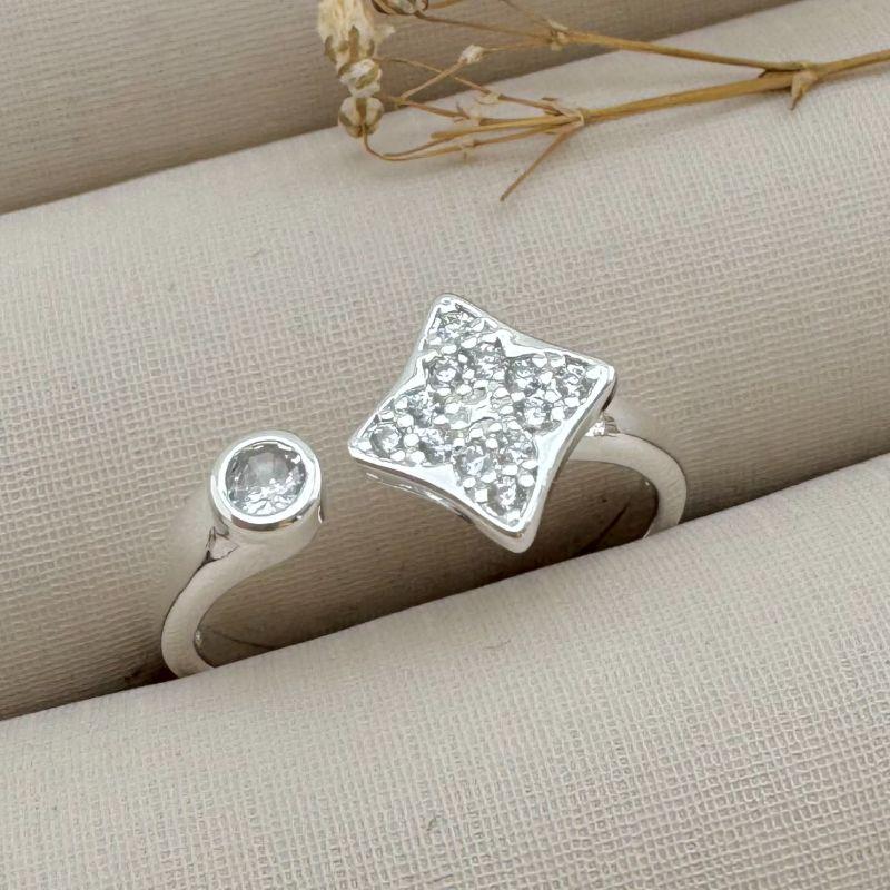 03.2322.1.S - (19 ao 21) Anel aberto com flor quatro pontas e ponto de luz em ingles nas pontas