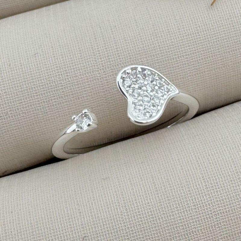 03.2323.1.S - (13 ao 17) Anel aberto de coraçao cravejado e ponto de luz nas pontas