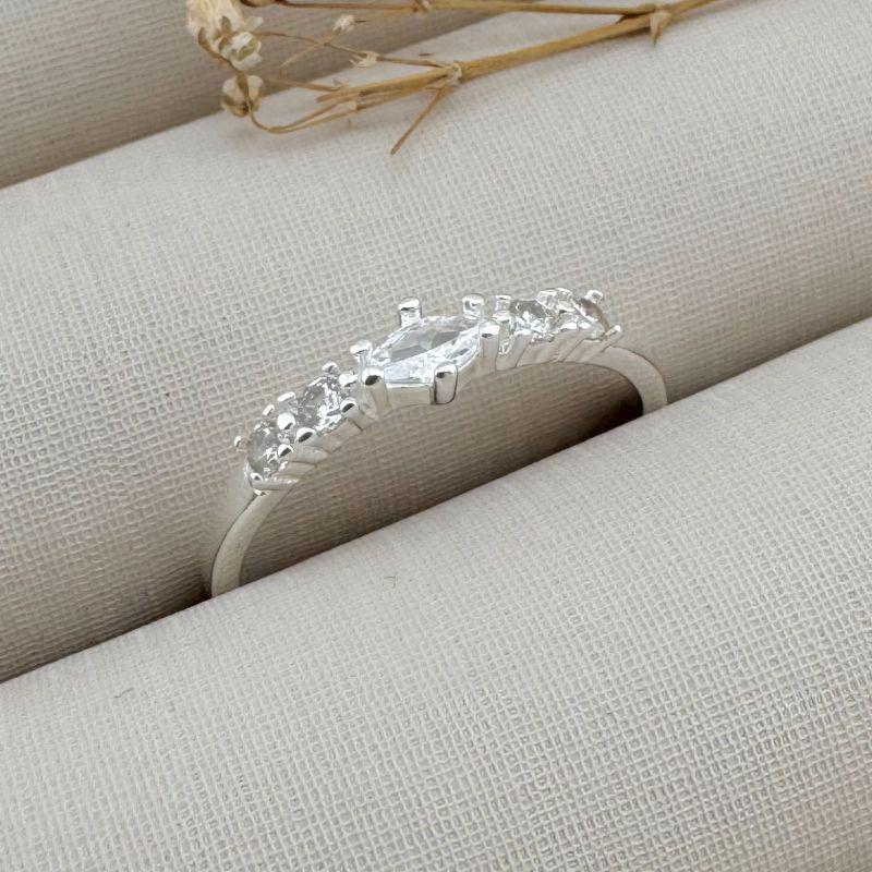 03.2326.1.S - (18) Anel com pedra central em navete e pontos de luz cravejados no aro