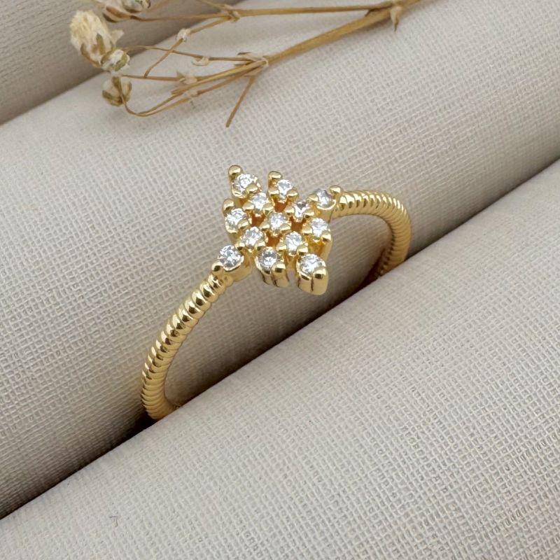 03.2327.1.O - (13) Anel de aro circular em efeito espiral com quadrado solitario em cravação espaçada