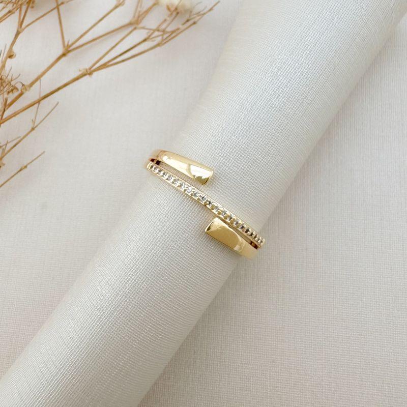 03.2427.1.O - (23) Anel de aro central cravejado com barras lisas em cada lado