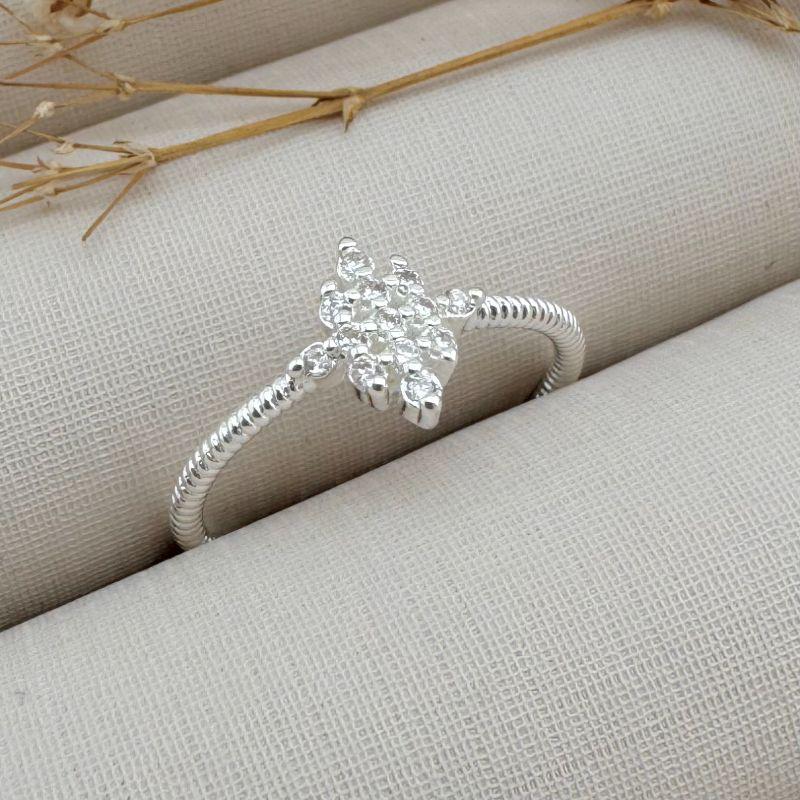 03.2327.1.S - (15) Anel de aro circular em efeito espiral com quadrado solitario em cravação espaçada