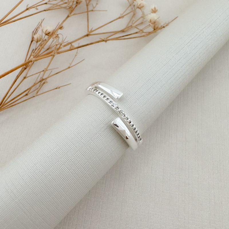 03.2427.1.S - (23) Anel de aro central cravejado com barras lisas em cada lado