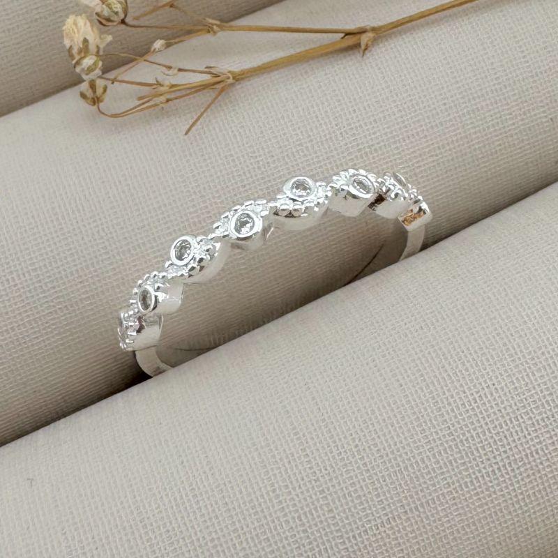 03.2328.1.S - (21) Anel estilo aparador unico em cravação inglesa com spikes em onda