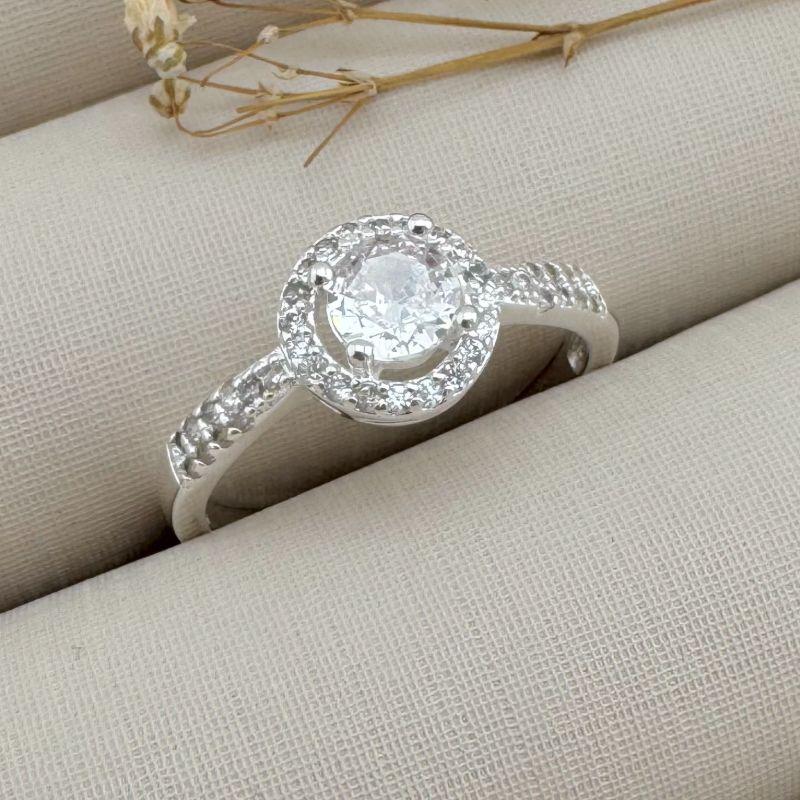 03.2329.1.S - (19) Anel solitario de quatro garras com uma fileira distante de cravação e aro semi cravejado