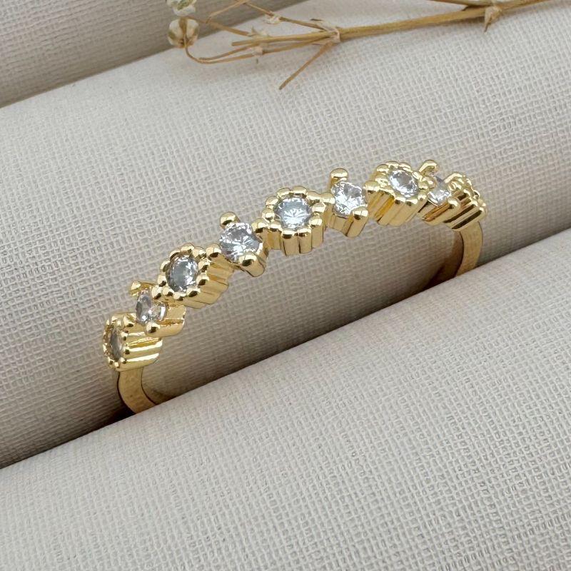 03.2330.1.O - (22) Anel estilo aparador com zirconias em cravação inglesa de spikes