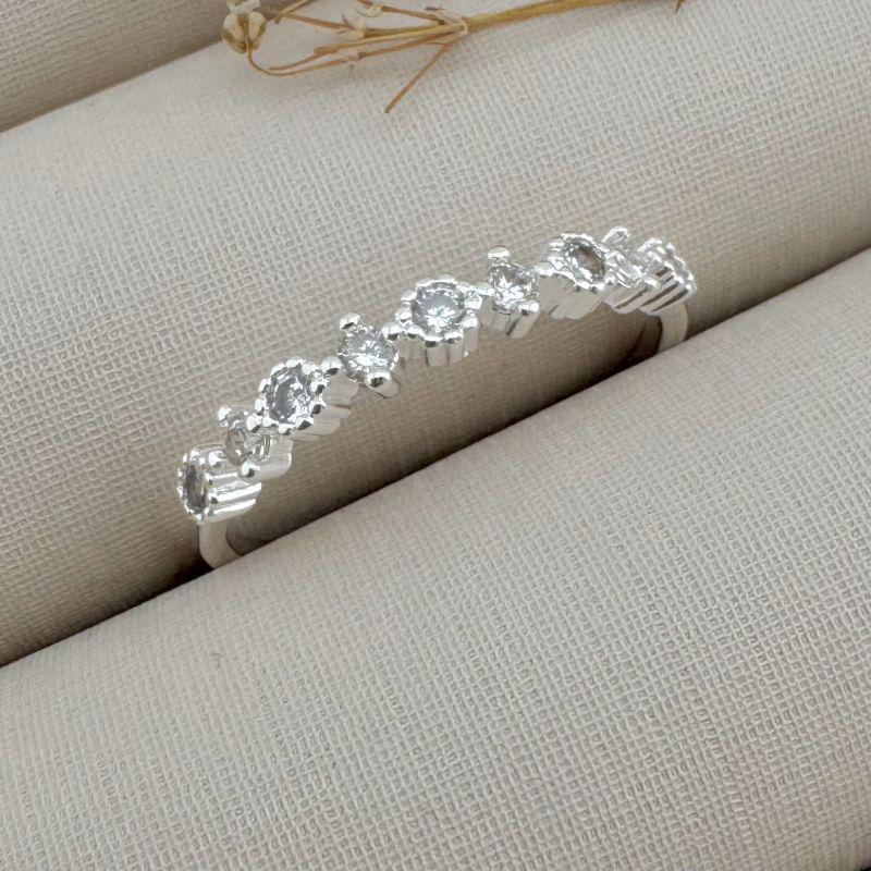 03.2330.1.S - (22) Anel estilo aparador com zirconias em cravação inglesa de spikes