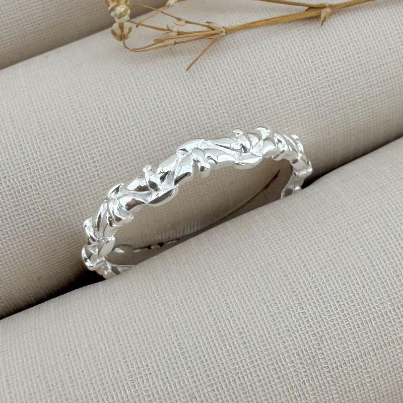 03.2331.0.S - (17) Anel aliança em entalho de mini espíritos santos lisos