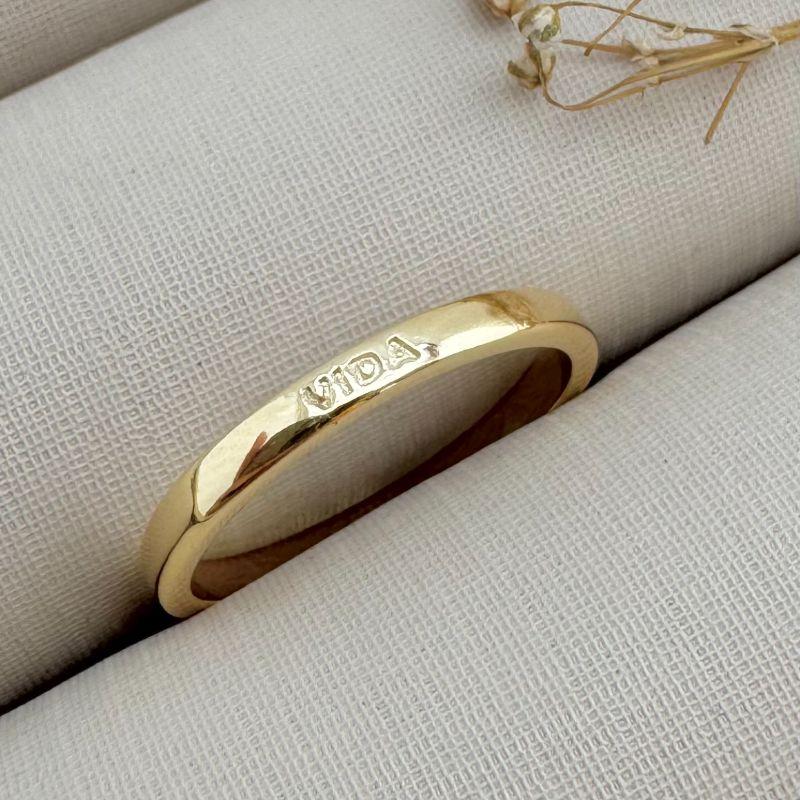 03.2332.0.O - (19) Anel estilo aliança de bora reta com escrita VIDA