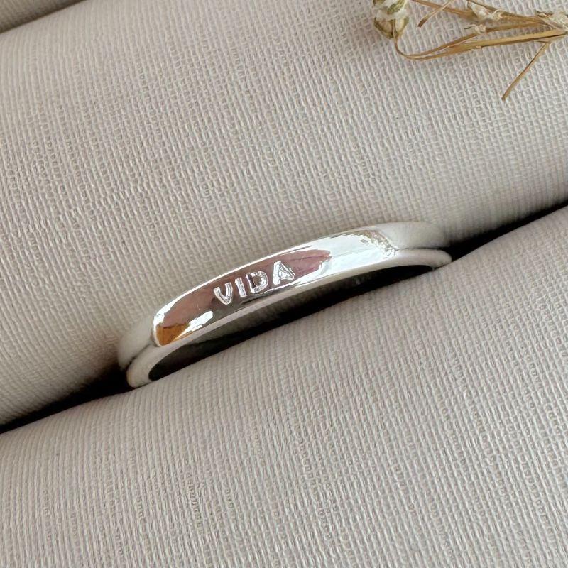 03.2332.0.S - (20) Anel estilo aliança de bora reta com escrita VIDA