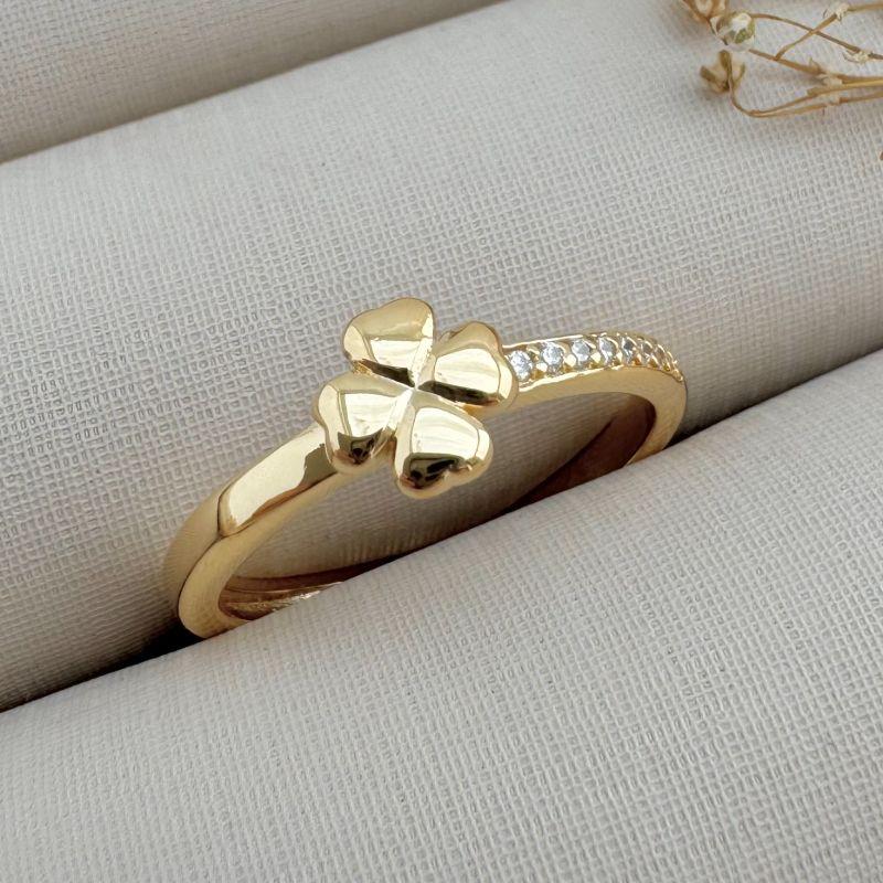 03.2333.1.O - (13) Anel trevo quatro folha, hamrock, liso com um lado do aro cravejado