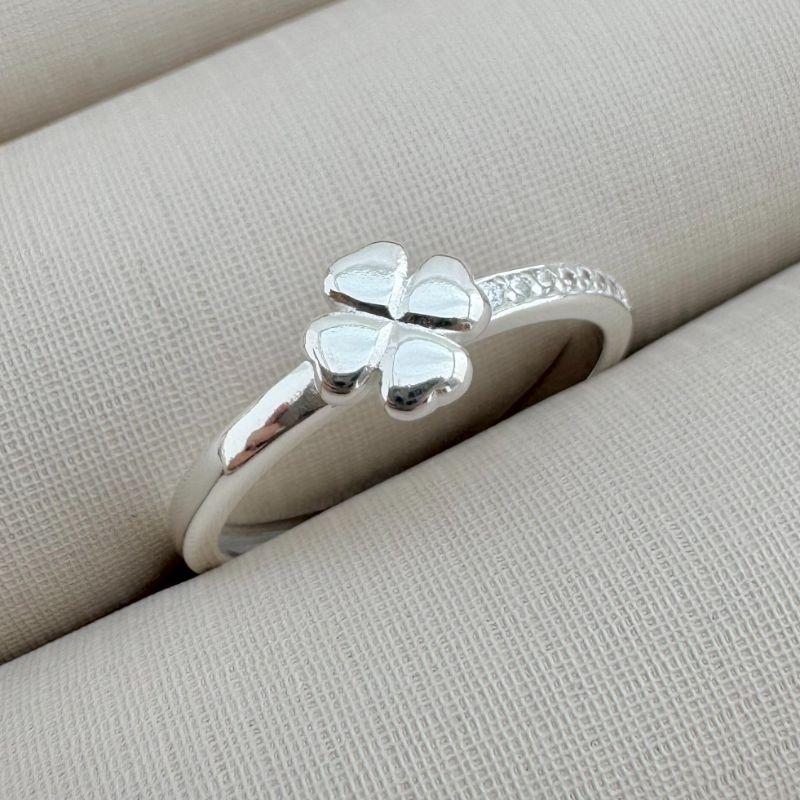 03.2333.1.S - (15) Anel trevo quatro folha, hamrock, liso com um lado do aro cravejado