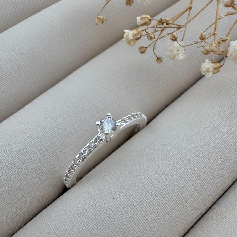 03.2336.1.S - (23) Anel solitário alto de quatro garras com aro cravejado