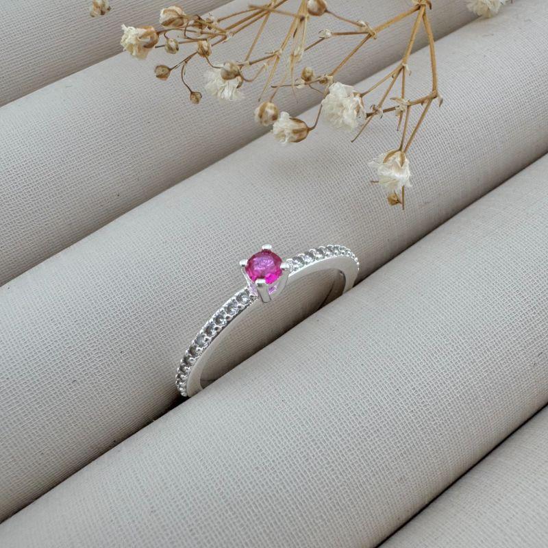 03.2336.6.S - (19) Anel solitário alto de quatro garras com aro cravejado