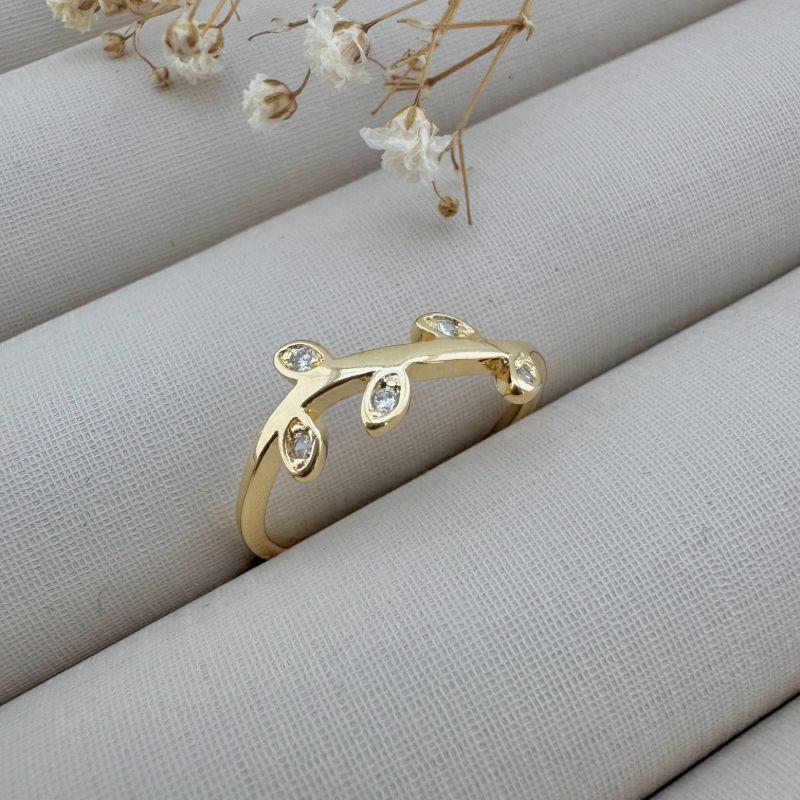 03.2338.1.O - (15) Anel de aro fino liso com efeito galho, cinco navetes cravejados