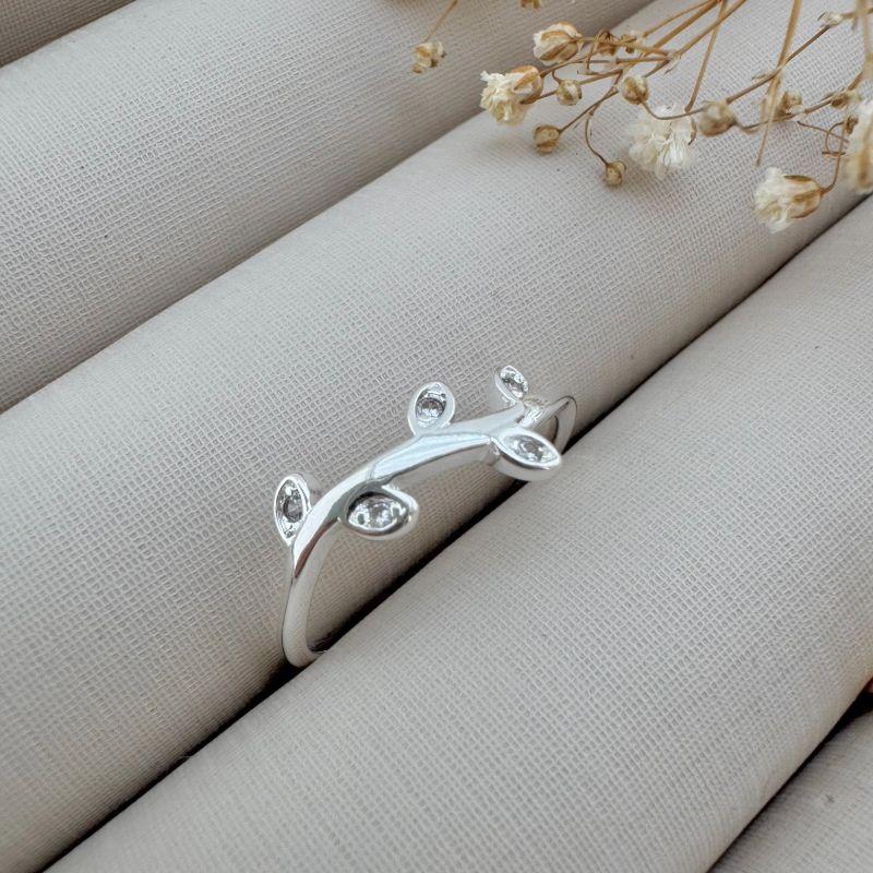 03.2338.1.S - (18) Anel de aro fino liso com efeito galho, cinco navetes cravejados