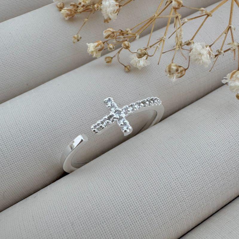 03.2339.1.S - (16 ao 19) Anel de aro reto aberto com cruz longa cravejada