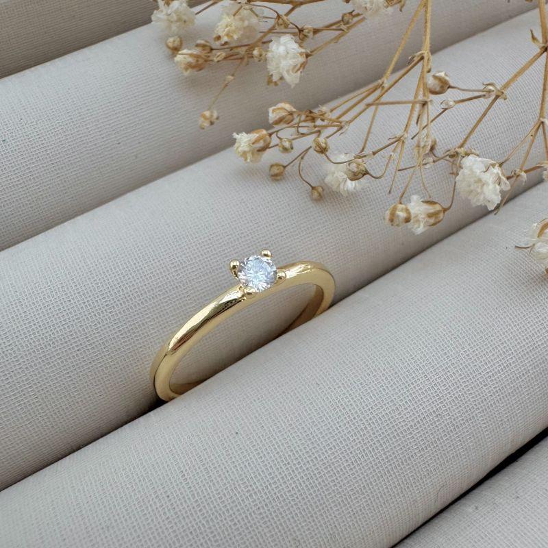 03.2340.1.O - (17) Anel de aro liso arredondado com com solitario de quatro garras