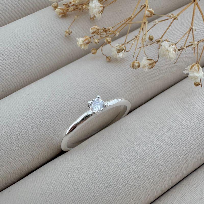 03.2340.1.S - (19) Anel de aro liso arredondado com com solitario de quatro garras