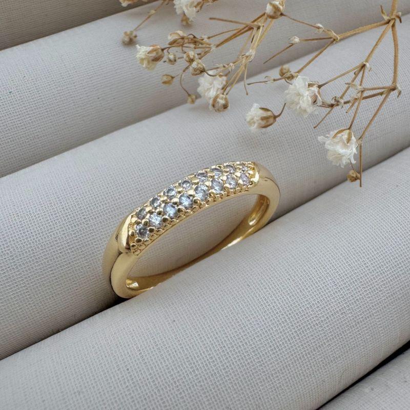 03.2341.1.O - (19) Anel estilo aliança parcialmente cravejada com aro arredondado