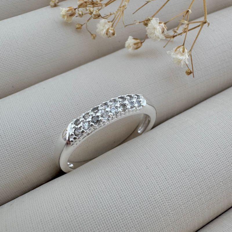 03.2341.1.S - (20) Anel estilo aliança parcialmente cravejada com aro arredondado