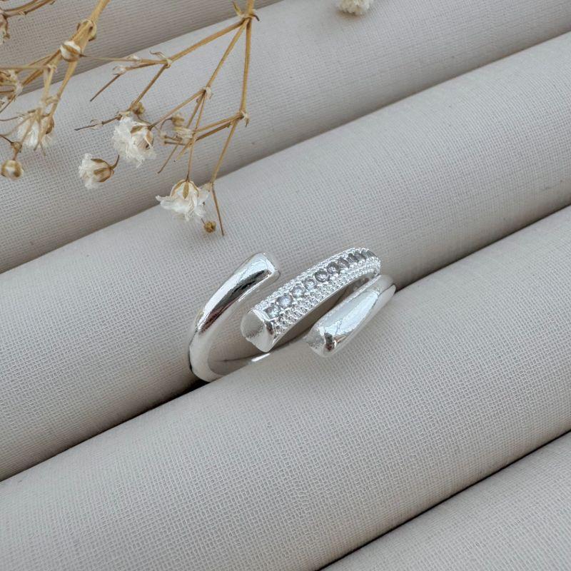 03.2343.1.S - (17 ao 20) Anel aberto três traços com central cravejado e laterais lisos