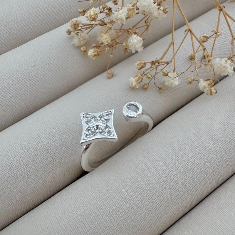 03.2344.1.S - (16 ao 18) Anel aberto com uma flor Luis e ponto de luz nas pontas