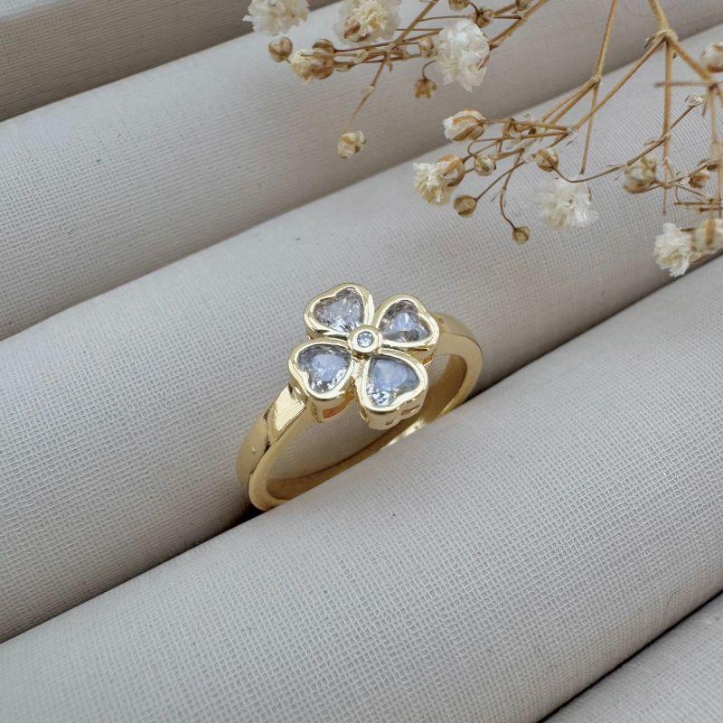 03.2345.1.O - (12) Anel de aro reto com central flor de alhambra, insp. VanCleef, em pedras de coração.