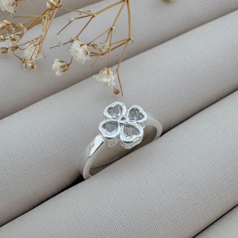 03.2345.1.S - (21) Anel de aro reto com central flor de alhambra, insp. VanCleef, em pedras de coração.