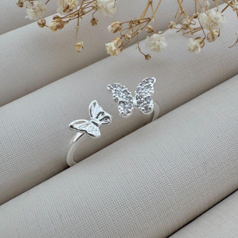 03.2346.1.S - (14 a 17) Anel de aro fino liso aberto com uma borboleta lisa e uma cravejada