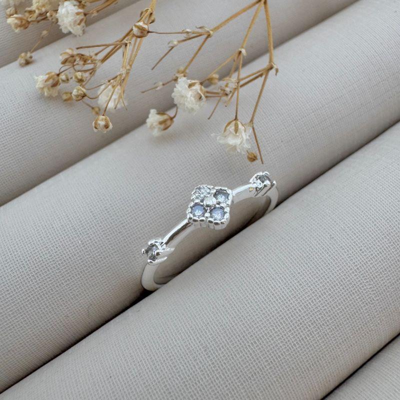 03.2347.1.S - (17) Anel de aro fino com flor de alhambra central e um ponto de luz em cada lateral